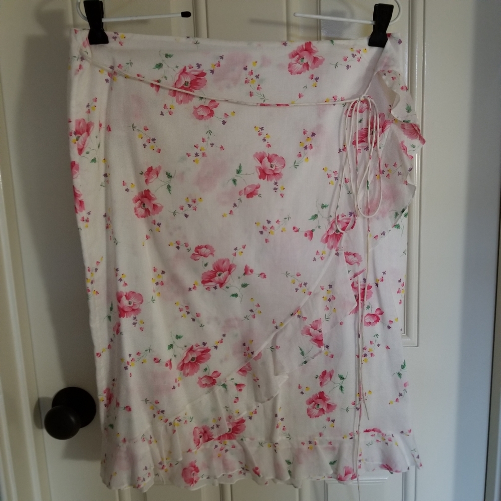 Really cute Ralph Lauren wrap skirt. Size M.